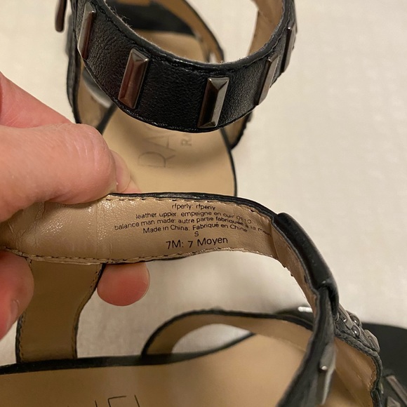 Rachel Roy black leather sandals with silver accents. Size 7. In good condition. - Picture 5 of 6